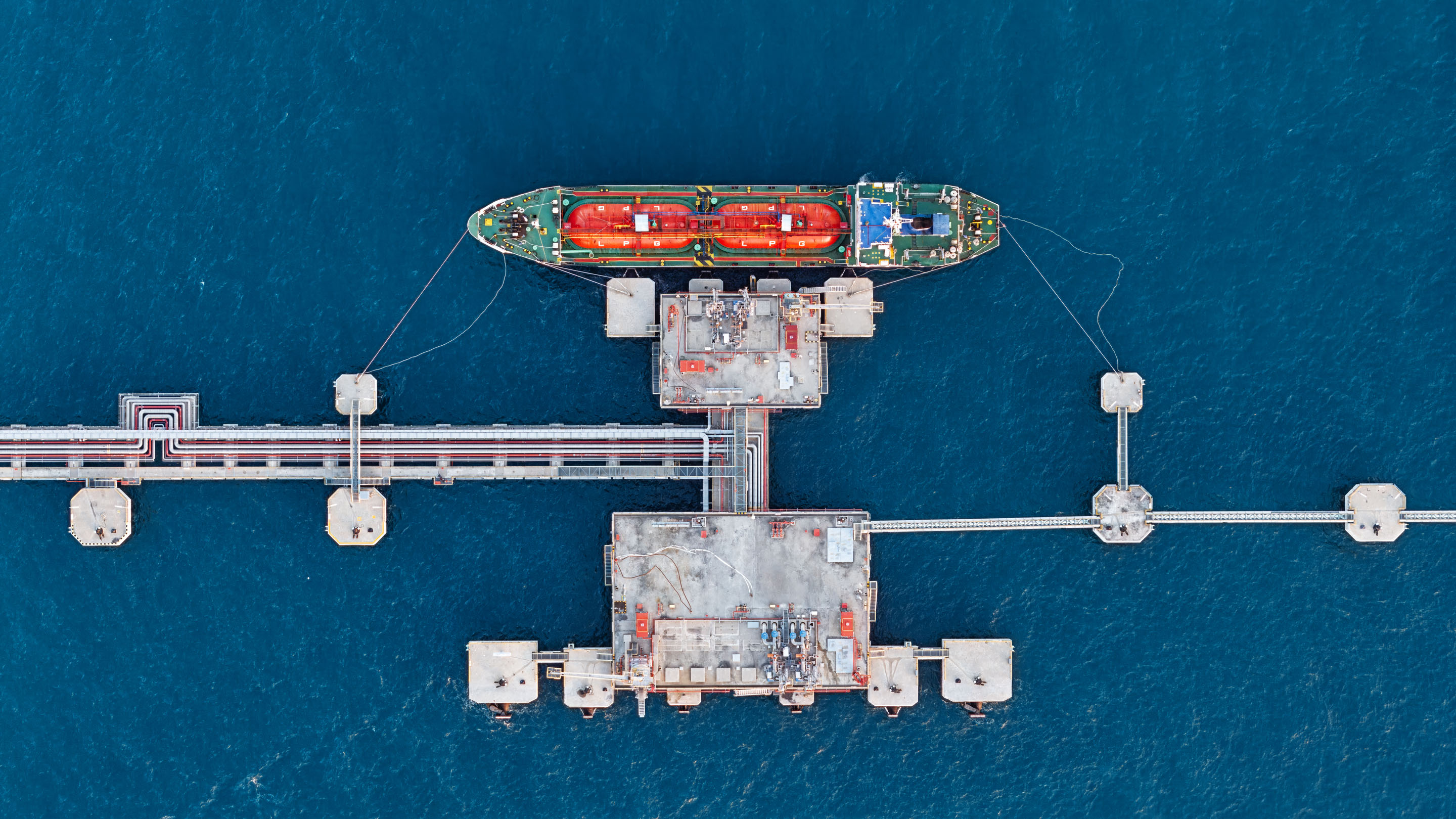 hon-aerial-lng-tanker-offshore-marine-terminal-2199481506.jpg